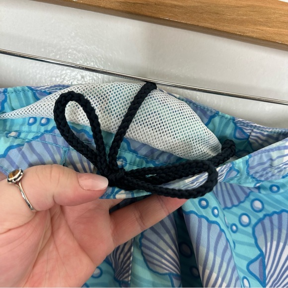 Vineyard Vines Men's Seashell Print Swim Trunks - Picture 4 of 7